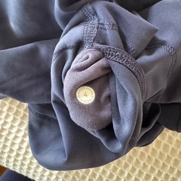 LULULEMON Wunder Train High Rise Short 6”
Diamond Dye shade Naval Blue - Picture 4 of 4